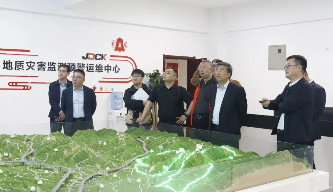 长安大学副校长范文一行到集团座谈交流