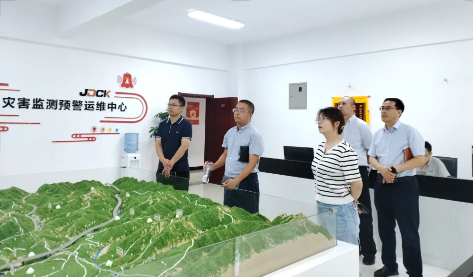 河南省自然资源监测和国土整治院党委书记白世强一行到我公司座谈交流
