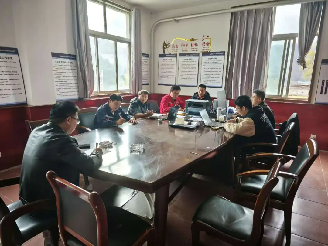 王虎勤赴我公司承建的采矿场、排土场视频监控及边坡预警系统提升工程项目现场检查指导工作
