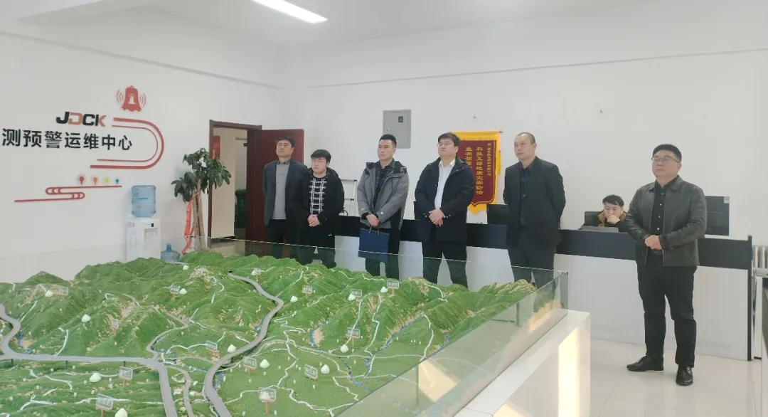 中煤能源研究院有限责任公司防冲控水研究所所长、中煤（鄂尔多斯市）能源科技有限责任公司执行董事、总经理韩刚一行到我公司座谈交流